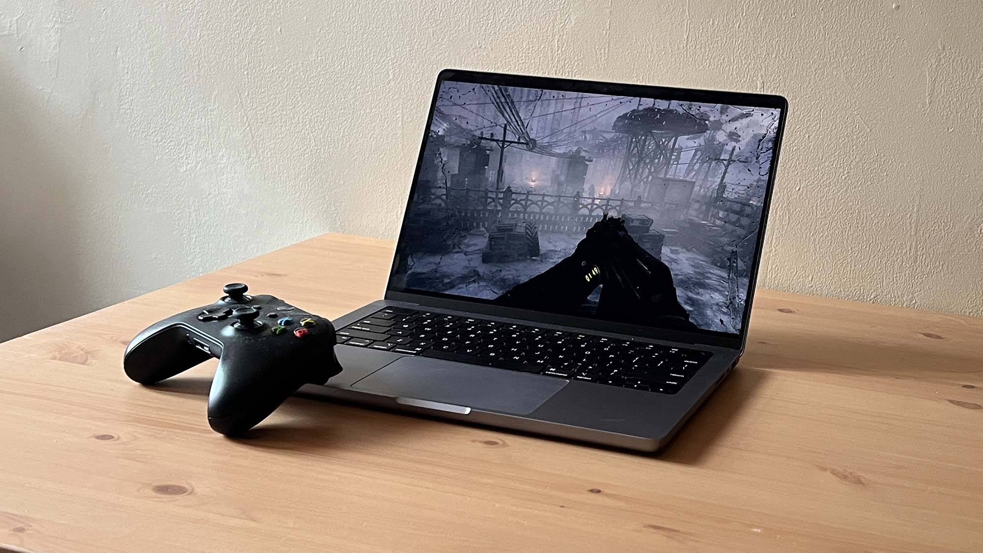  MacBook Pro 14 дюймов, играющий в Metro Exodus