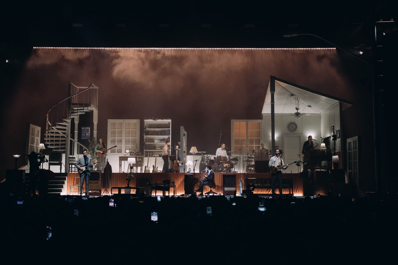 1975 stage design is inspired by a house | Wallpaper