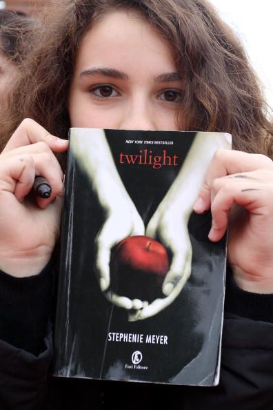 A girl and her copy of Twilight.