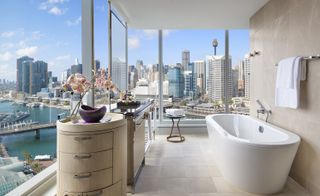 sandstone bathrooms, with stand alone soaking tubs, that are perfect for indulging in the far reaching views of Darling Harbour and the city’s sparkling skyline.