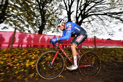 Mathieu van der Poel conquers Hulst to take first cyclocross win of 2022