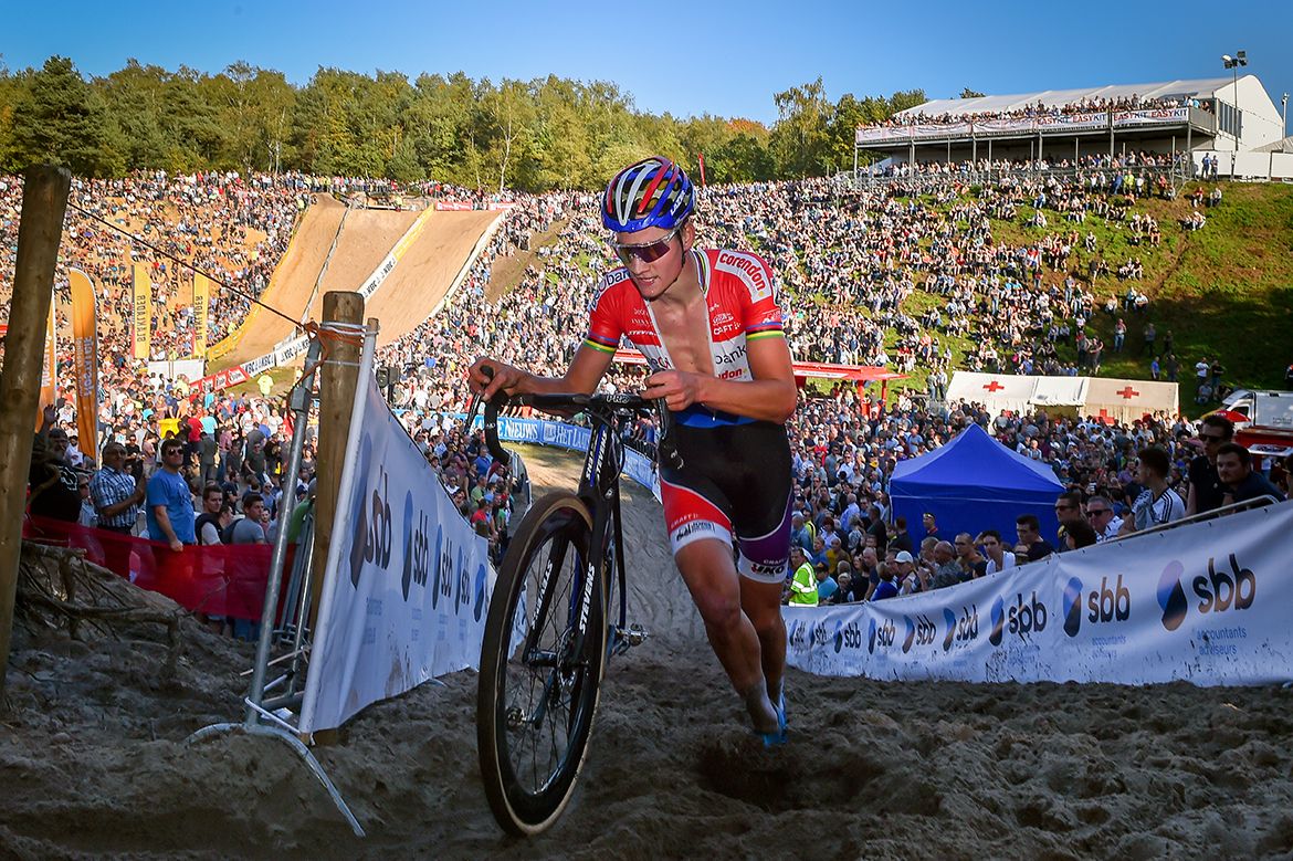 Mathieu van der Poel on foot in the Zonhoven sand