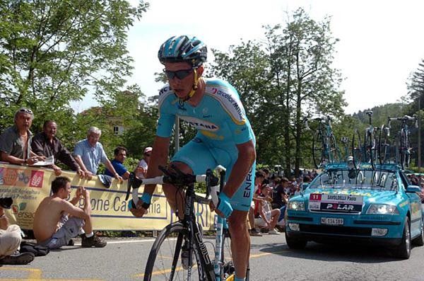 Paolo Savoldelli (Astana) goes up.