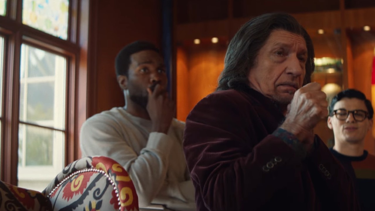 Ben Kingsley en Yahya Abdul Mateen II zien er geschokt uit in Wonder Man.