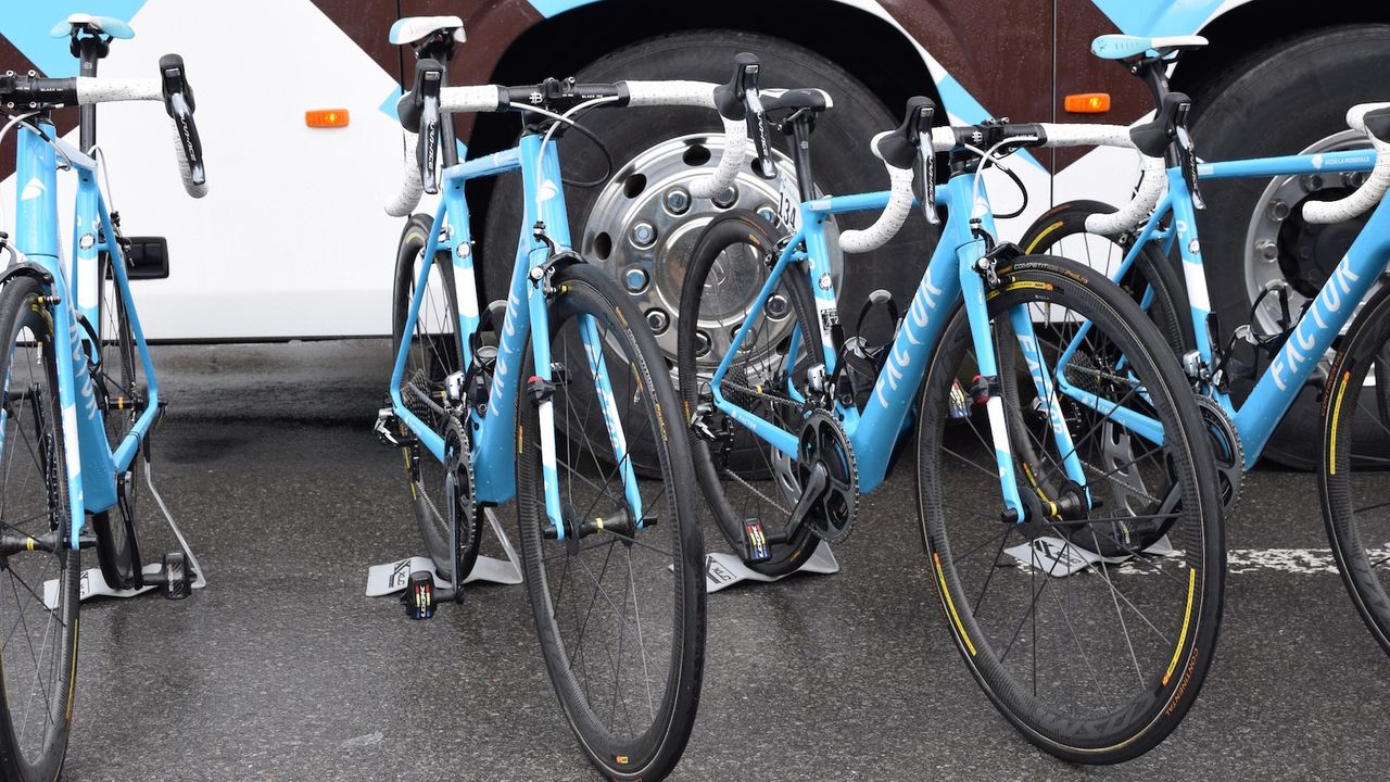The 1.59m tall Samuel Dumoulin rode a tiny 49cm frame