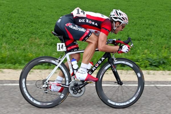 David Kemp (Fly V Australia) tucks in on decent stay in touch with the front group.