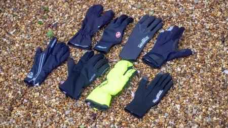 A group of the best winter cycling gloves 
