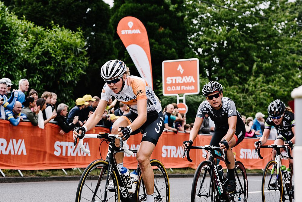 Thalita de Jong looks to close the gap as they crest the climb