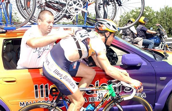 Jos&eacute; Ivan Gutierrez (Illes Balears) gets some assistance from the team car