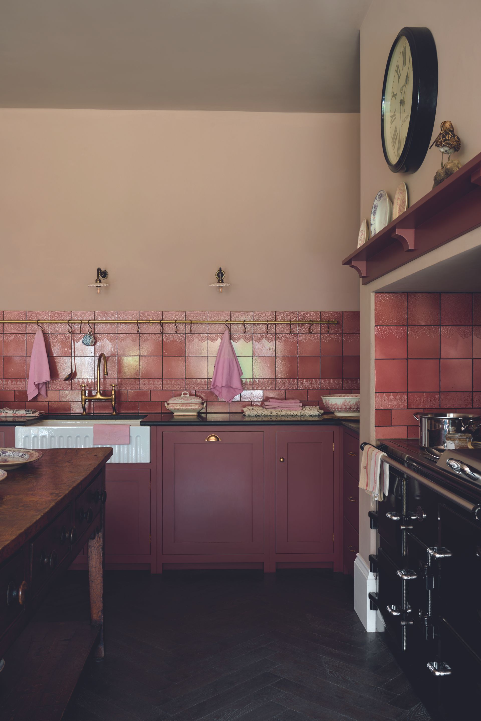 A kitchen with shiny backsplash tiles