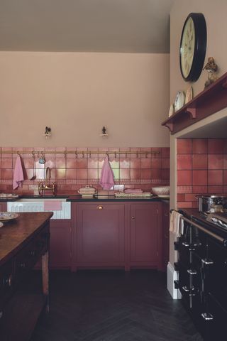 A kitchen with shiny backsplash tiles