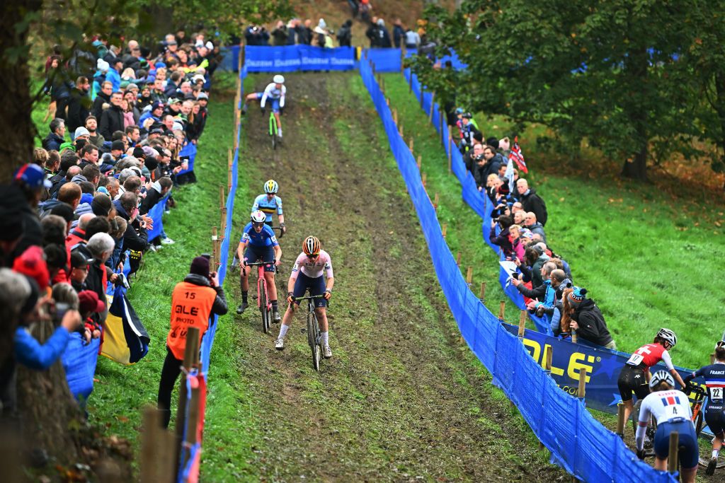 NAMUR BELGIUM NOVEMBER 05 LR Valentina Corvi of Italy and Lauren Molengraaf of The Netherlands compete during the 20th UEC European Cyclocross Championships 2022 Womens Junior EuroCross22 on November 05 2022 in Namur Belgium Photo by Luc ClaessenGetty Images