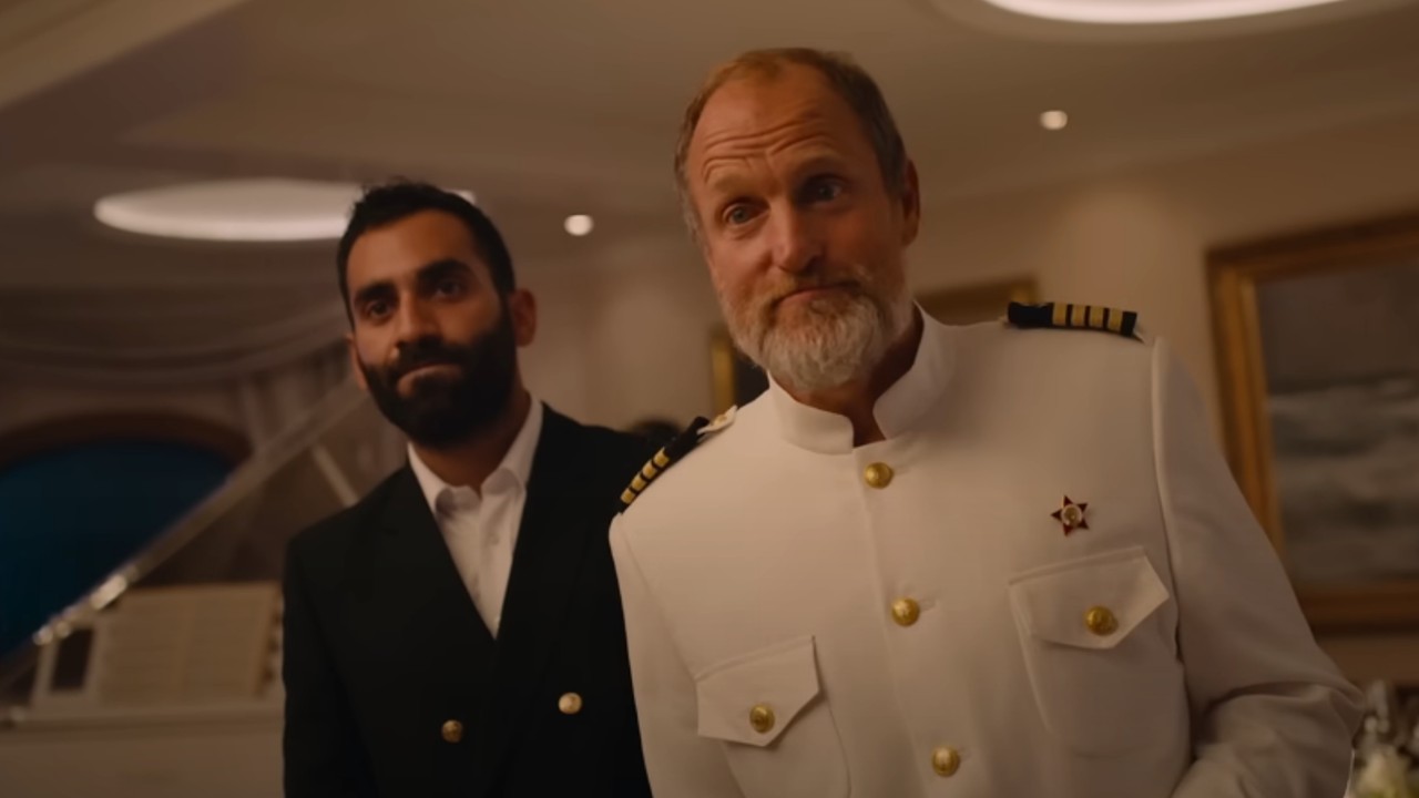 Woody Harrelson als Kapitän und sein Erster Offizier in Triangle of Sadness