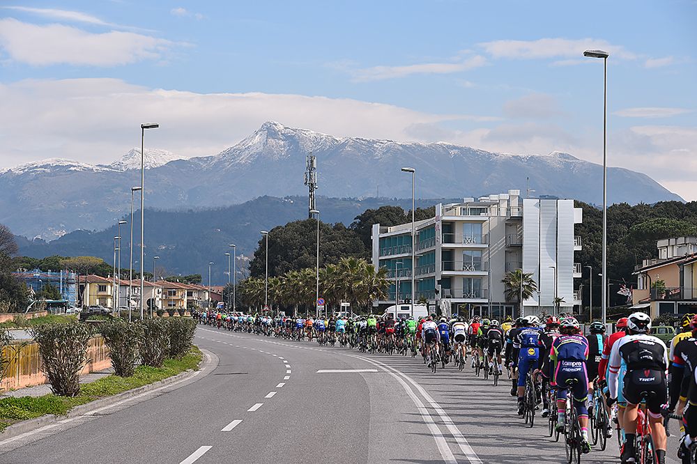 The peloton lined out in Tirreno-Adriatico