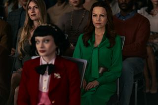 Ruth Codd as Juno Usher, Carla Gugino as Verna in episode 106 of The Fall of the House of Usher