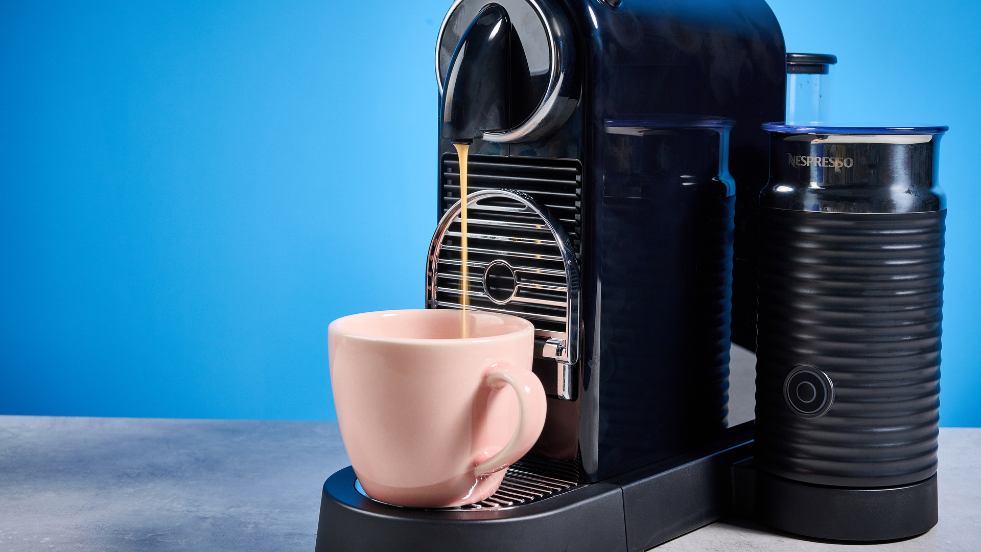the nespreso citiz &amp;amp; milk on the blue tom's guide background