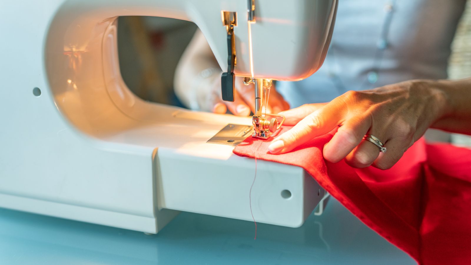 Mujer en una máquina de coser de cerca