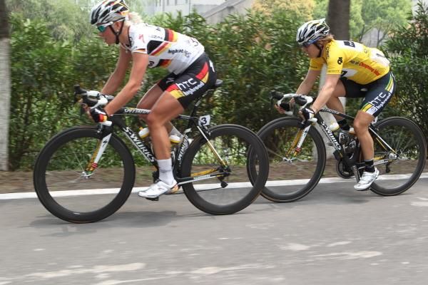 Race leader Ina-Yoko Teutenberg (HTC Highroad) follows Charlotte Becker's wheel.