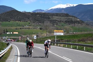 Volta a Catalunya stage 5 LIVE: Race falls the pieces on first climb as break looks to establish itself