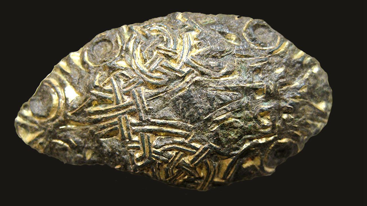 A gold carved buckle clasp