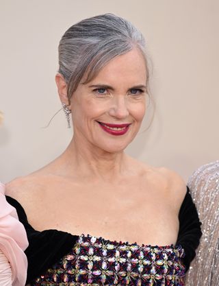 gray hair - Elizabeth McGovern