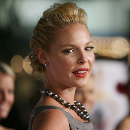 Katherine Heigl attends the 27 Dresses premiere