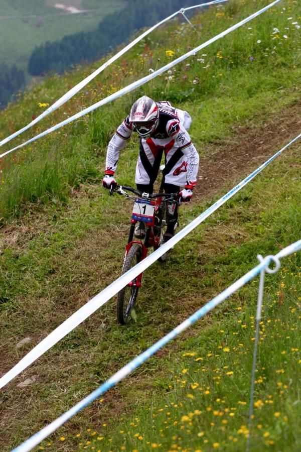 Greg Minnaar (Santa Cruz Syndicate) speeds to the finish.