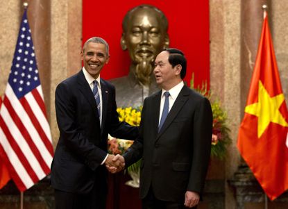 Barack Obama shakes hands with Vietnamese President Tran Dai Quang