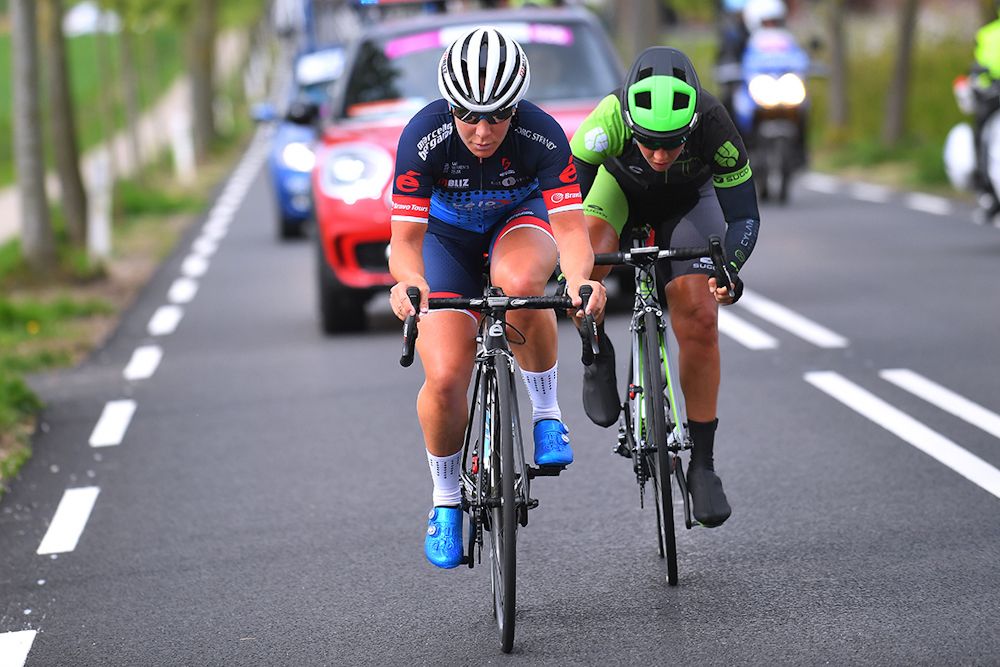 Marta Tagliaferro and Sara Mustonenlichan on the attack in Amstel Gold