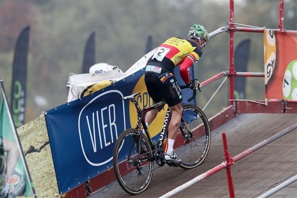 Sven Nys muscles his way up the ramp in Hamme-Zogge