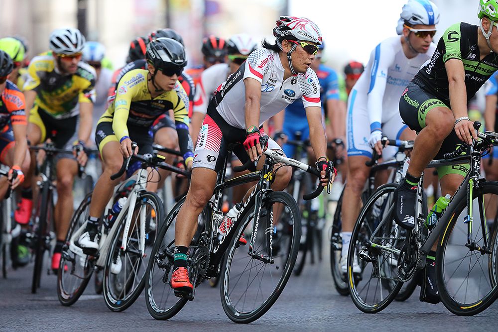 The peloton races through the streets of Utsunomiya