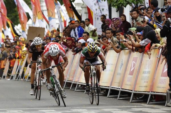 Zhaao Yiming won in the sprint finish
