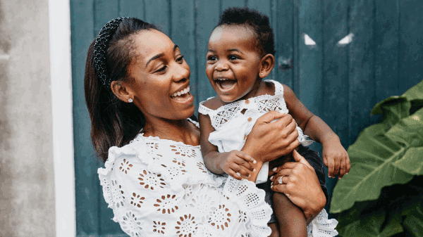 Aura text-to-frame service for uploading images to photo frames via text