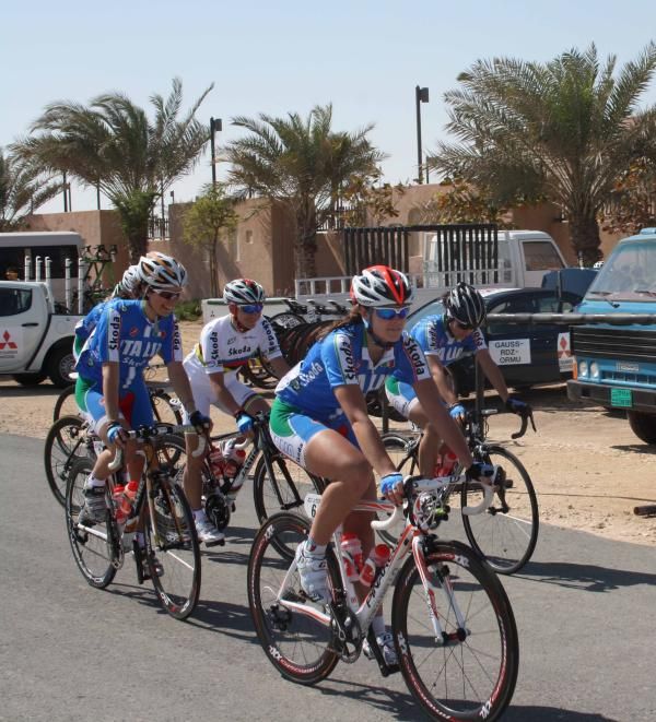 Giorgia Bronzini and her Italian teammates ride to the start.