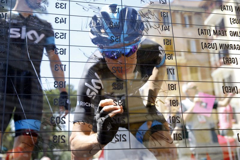 Richie Porte (Team Sky) gets into position to sign on