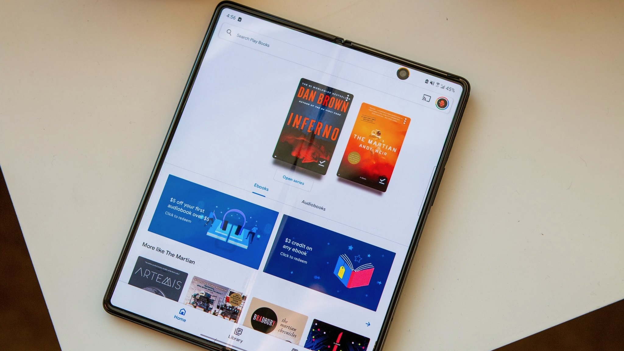 O aplicativo Google Play Livros em um Galaxy Z Fold 2
