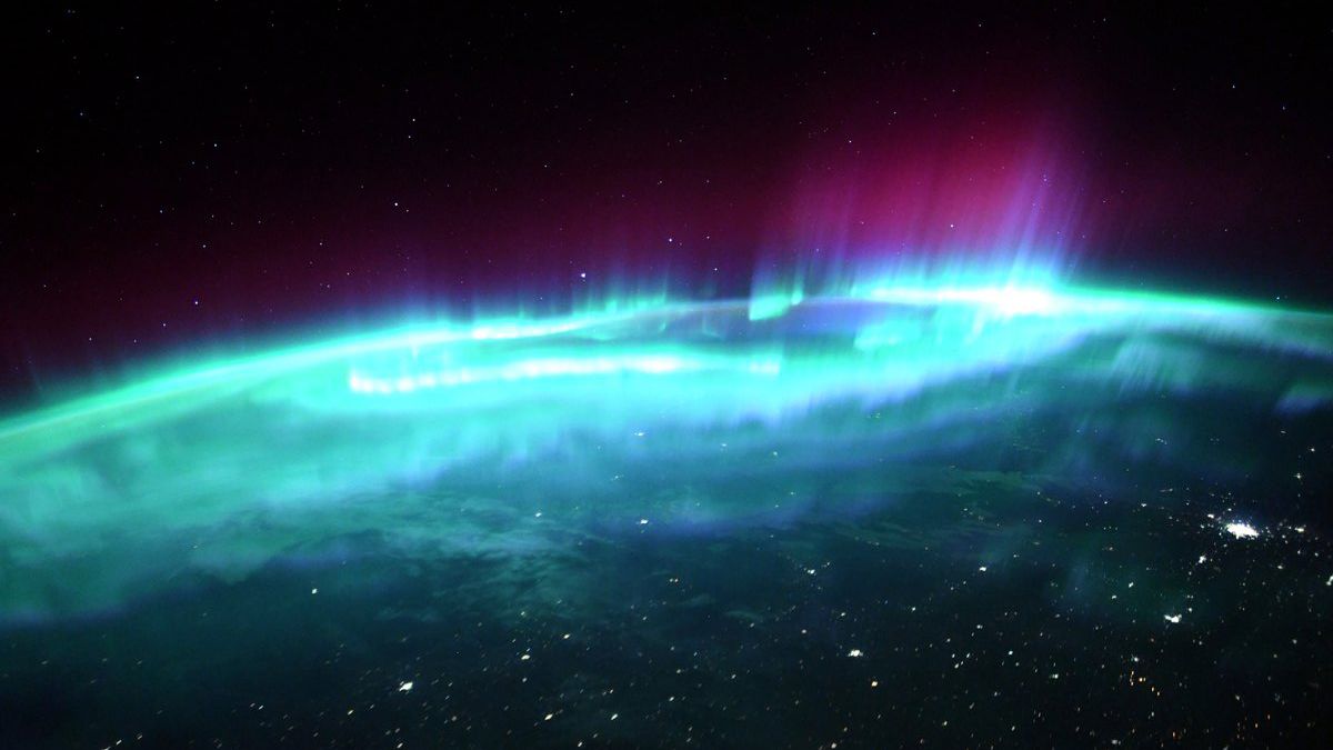 'Cannibal' Sun Eruption Gives Departing Astronauts Their Best Aurora