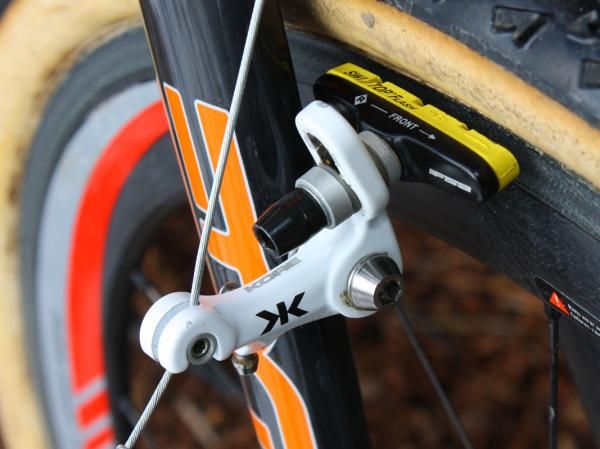 The KORE Race+ cantilevers feature a wide profile and road-style cartridge pads.