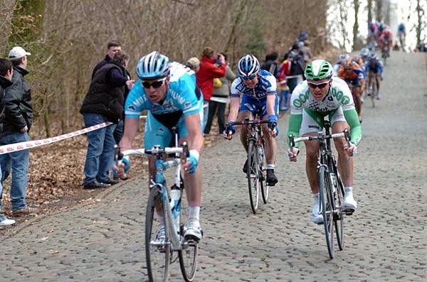Petacchi, Cooke and Nuyens descend the Kemmelberg