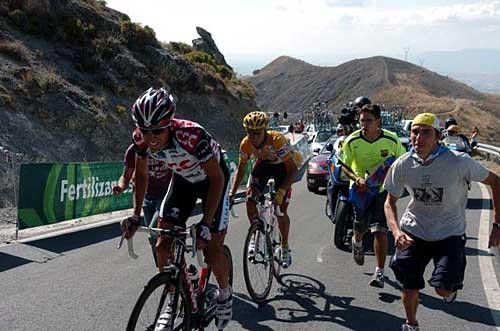 Behind them, Carlos Sastre (Team CSC) and Alejandro Valverde (Caisse d'Epargne-Illes Balears) sense the urgency.