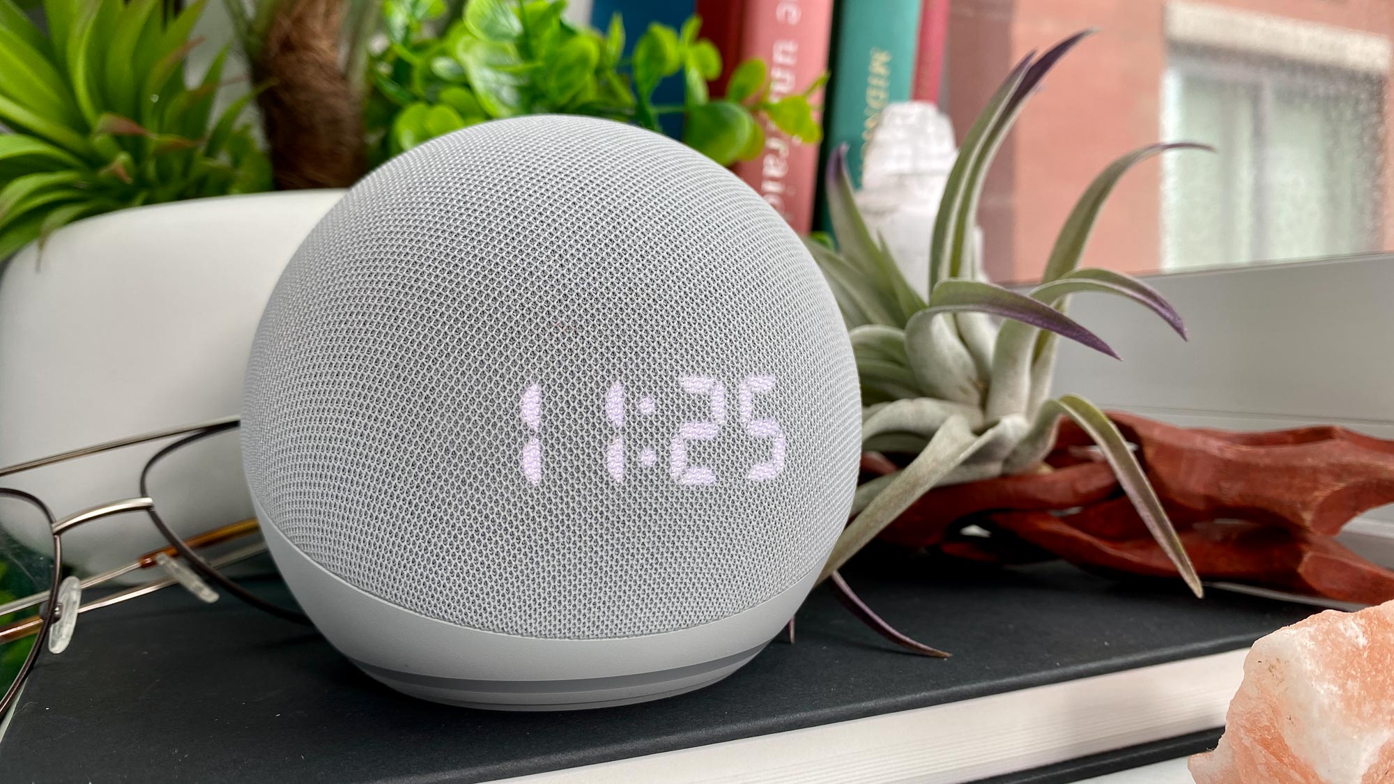 Los mejores centros para el hogar inteligente: Amazon Echo Dot con reloj