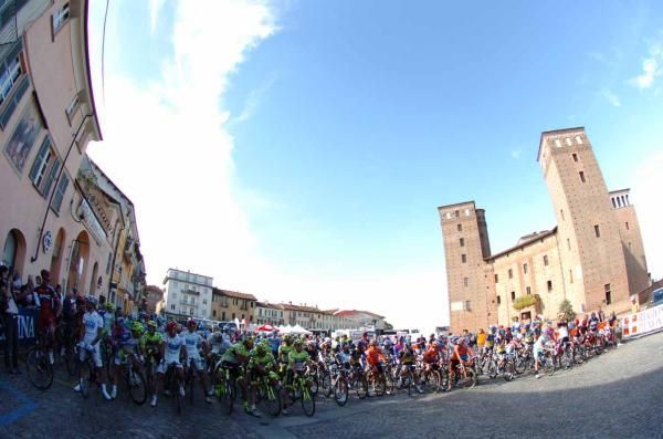 The riders await the start in Fossano