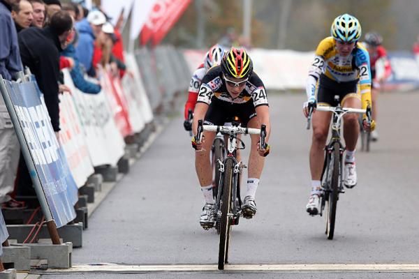 Belgian champion Sanne Cant takes the sprint for fourth place.