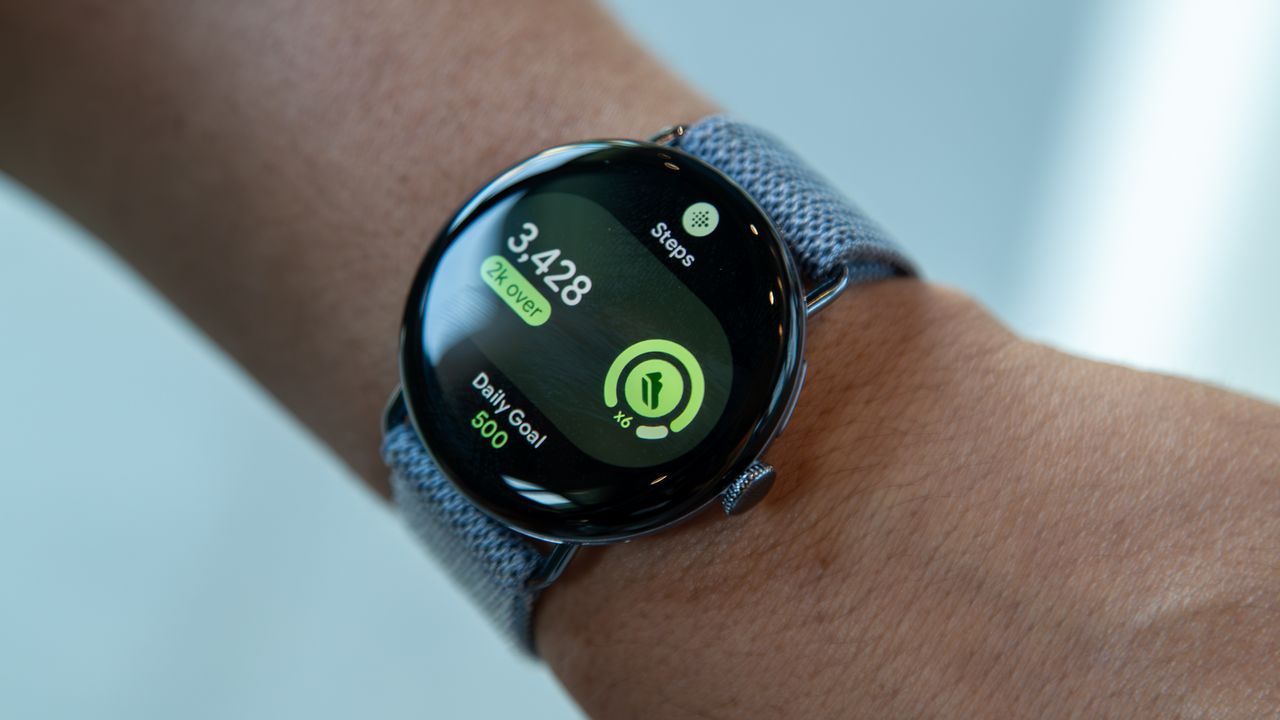 Pixel Watch 4 Fitbit Steps Tile in yellow