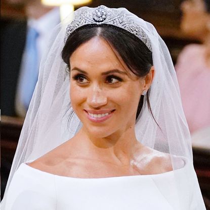 Hair, Headpiece, Hair accessory, Face, Bride, Veil, Bridal accessory, Skin, Eyebrow, Hairstyle,