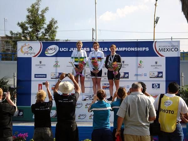 Australian teammates Sarah Kent and Josephine Tomic dominated the women's 2 km individual pursuit, taking first and second places.