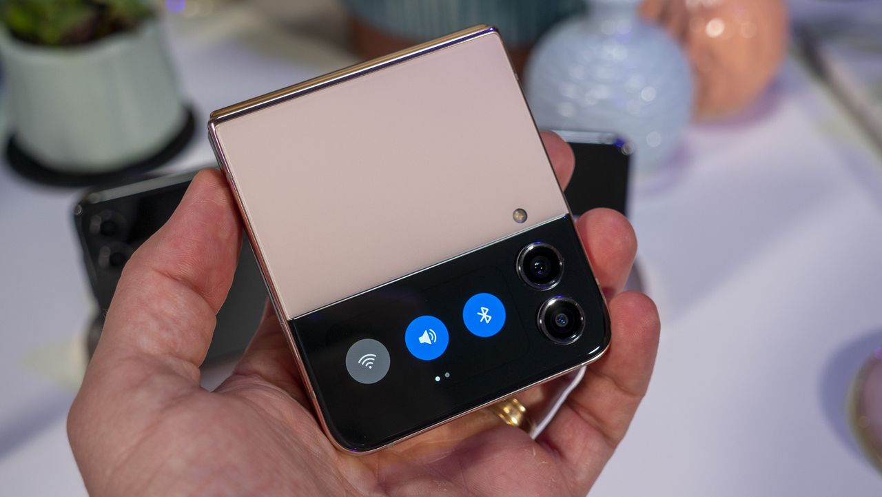 Cover screen widgets on the Samsung Galaxy Z Flip 4