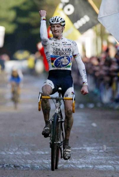In 2004, Bart Wellens raced as world champion