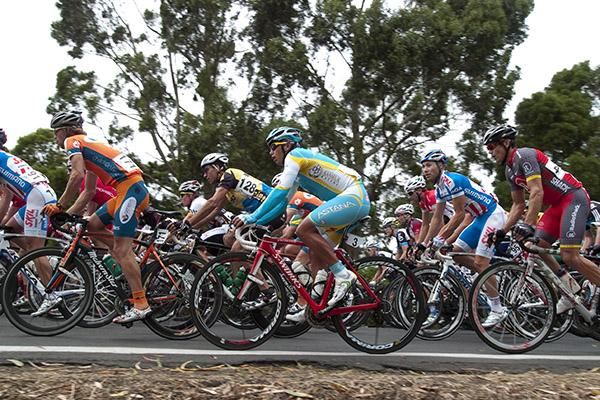 The peloton on the top of Mt.Buninyong with Alan Davis (Astana) from Queensland comfortable in the thick of it.