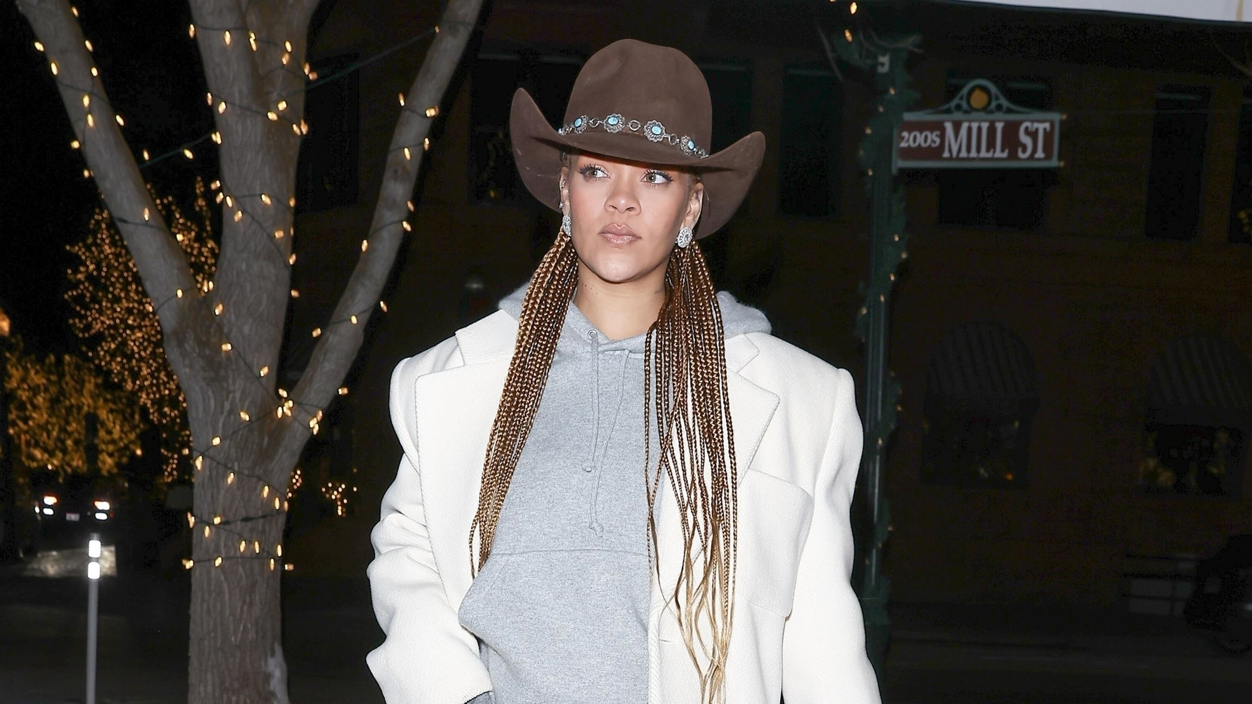 Rihanna wearing a Kemo Sabe hat.